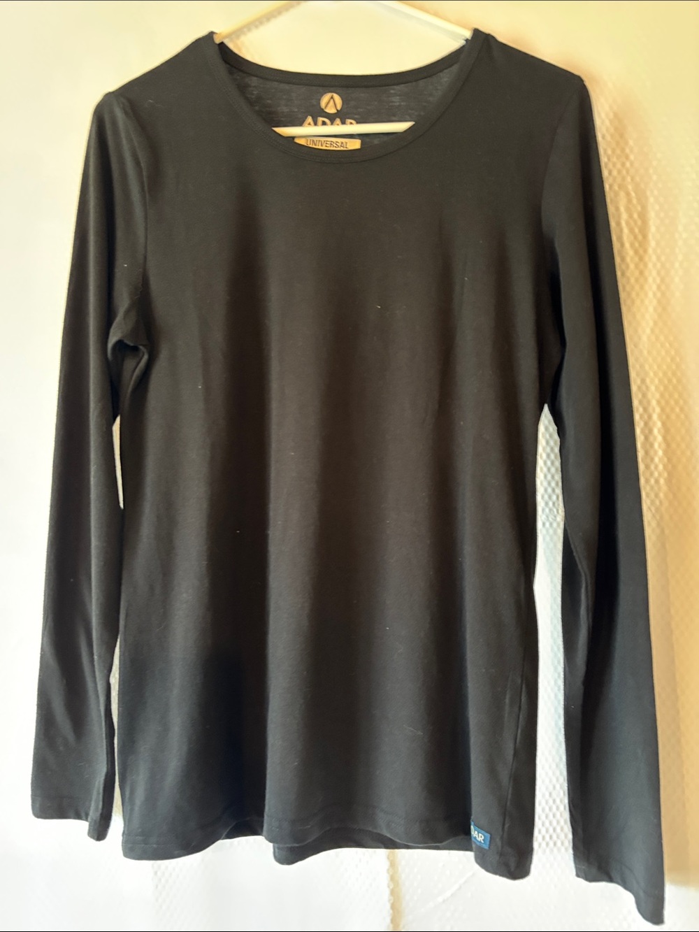 Universal Thread Black Long-Sleeve Crewneck Tee